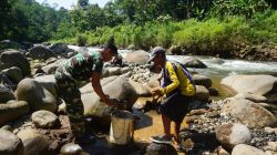 Babinsa 07/Bandar Bersama Warga Pecahkan Batu Sungai Matrial cor tanggul Jembatan Garuda