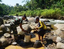 Babinsa 07/Bandar Bersama Warga Pecahkan Batu Sungai Matrial cor tanggul Jembatan Garuda