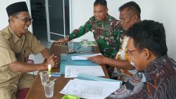 Babinsa Komsos dengan Aparatur Desa Bahas Kamtibmas