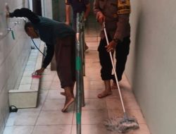 Polsek Tembalang Gelar Bakti Religi, Bhabinkamtibmas Sambiroto Bersama Warga Bersihkan Masjid