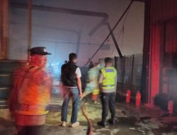 Kebakaran Gudang Produksi di Kramat, Polres Tegal Sigap Lakukan Penanganan