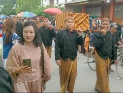 Meriahnya Tradisi Sedekah Bumi/Apitan Di Desa Sugihmanik – Tanggungharjo Gelar Kirab Pusaka Sunan Kalijogo