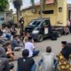 Pendemo tolak audiensi di aula Mapolres Bulukumba, Kapolres Datang dan Temui Peserta Aksi Sambil Duduk di Aspal.
