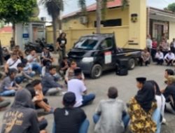 Pendemo tolak audiensi di aula Mapolres Bulukumba, Kapolres Datang dan Temui Peserta Aksi Sambil Duduk di Aspal.