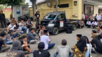 Pendemo tolak audiensi di aula Mapolres Bulukumba, Kapolres Datang dan Temui Peserta Aksi Sambil Duduk di Aspal.