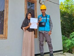 Bendahara Umum Jayagati Banten Bantu Ibu Endah Samsiyah Pasang Listrik PLN