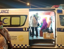 Tim Dokter PPIH Daker Bandara Gercep Berikan Pertolongan Melihat Jemaah Asal Jakarta Sesak Nafas Saat Tiba di Bandara AMAA