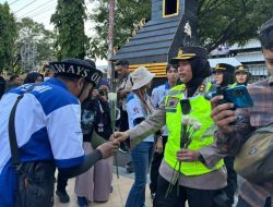 Polwan Negosiator Polda Jateng Bagikan Bunga Sebagai Wujud Empati Perjuangan Buruh Selama Aksi May Day di Kantor Gubernur Jateng