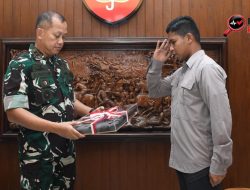Pangdam IV/Diponegoro Serahkan Dukungan Kamera Profesional dan Seragam Tactical Office ke Pendam
