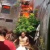 Kebakaran melanda rumah di Belakang Klenteng Grajen Jagalan, diduga akibat korsleting listrikWarga bergotong royong cegah api merambat ke pemukiman padat