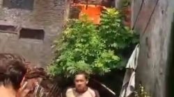 Kebakaran melanda rumah di Belakang Klenteng Grajen Jagalan, diduga akibat korsleting listrikWarga bergotong royong cegah api merambat ke pemukiman padat