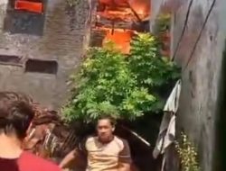 Kebakaran melanda rumah di Belakang Klenteng Grajen Jagalan, diduga akibat korsleting listrikWarga bergotong royong cegah api merambat ke pemukiman padat