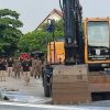 Petugas Gabungan Bongkar PKL dan Parkir Liar di Samping The Park Mall