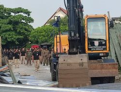 Petugas Gabungan Bongkar PKL dan Parkir Liar di Samping The Park Mall