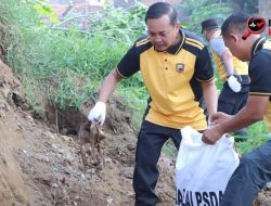 Mahasiswa, TNI-Polri dan Forkopimda Bersihkan Kali Gelis Kudus
