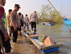 Sambut HUT Bhayangkara ke-80, Kapolres Kendal Kunjungi Warga Terdampak Rob yang Tinggal Sendiri di Balok