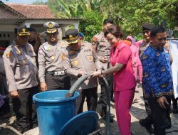 Sambut HUT Bhayangkara ke-80, Polrestabes Semarang Salurkan Air Bersih dan Sembako untuk Warga Terdampak Kekeringan di Jabungan