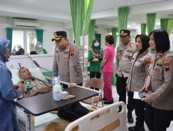 Sambut Hari Bhayangkara Ke-80, Kapolrestabes Semarang Jenguk Anggota yang Sakit sebagai Wujud Kepedulian dan Solidaritas Keluarga Besar Polri