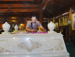 Peringati Hari Bhayangkara ke-80, Kapolri Ziarah ke Makam Presiden ke 2 R.I H.M. Soeharto dan Ibu Tien Soeharto di Astana Giribangun