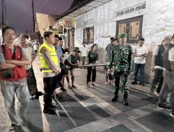 Kapolres Kudus Pantau Langsung Pembagian Nasi Jangkrik, Ribuan Warga Padati Kawasan Menara