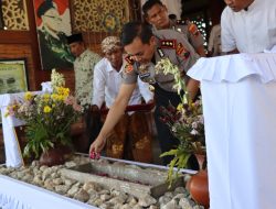 Hari Bhayangkara ke-80, Kapolres Kudus Resmikan Sumur di Makam Mbah Gareng Undaan