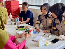 Sambut Hari Bhayangkara ke-80, Polrestabes Semarang Gelar Donor Darah dan Bhakti Kesehatan untuk Ratusan Warga di Pasar Johar