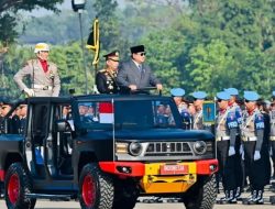 Presiden Prabowo Naik Kendaraan Maung Buatan Anak Bangsa: Di Garis Terdepan Mengajarkan Cinta Produk Dalam Negeri