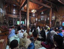 H. Oyong Tokoh Besar Sugihmanik Peduli Sesama Berikan Santunan 100 Anak Yatim Piatu & Renovasi Rumah Ngaji Di Desa Sugihmanik