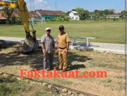 Jelang Di Selenggarakan Turnamen Sepak Bola H Dwi Oyong Tokoh Besar Sugihmanik Bantu Perbaiki Lapangan Desa Sugihmanik