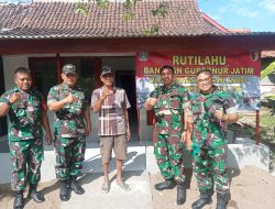 danramil 0824/15 kapten Arm Ardi Kusuma bersama Babinsa petung Serda dasar Widodo mengecek progam/Rutilahu.RTLH.