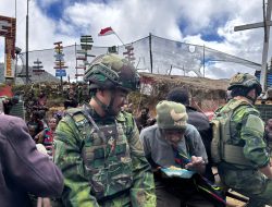 Yonif 200/Bhakti Negara Ajak Masyarakat Papua Makan Bersama