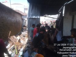 Gudang Spare Part Motor di Kudus Terbakar, Polisi Kerahkan Water Cannon Bantu Padamkan Api