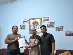 Seno Aji Serahkan SK Badan Pengurus DPD KAMPUD Way Kanan Kepada Jon Hendra