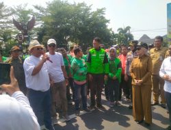 Aksi Damai Peternak Ayam di Alun-Alun Kendal, 50 Ribu Ayam Dibagikan Gratis ke Masyarakat