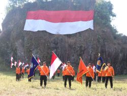 Bendera Merah Putih Raksasa Berkibar di Tebing Djaro, 20 Rescuer SAR Semarang Tunjukkan Semangat Kemerdekaan