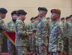 Usai Turunkan Bendera Bulan Bintang, Dua Prajurit TNI Raih Kenaikan Pangkat Luar Biasa Bukti Cinta Tanah Air yang Tak Tergoyahkan