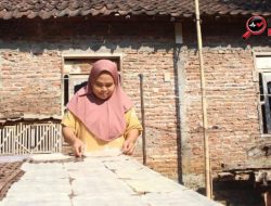 KKN UPGRIS Kelompok 64 Dorong UMKM Opak Ibu Nuripah Naik Kelas Lewat Program Opak Go Digital