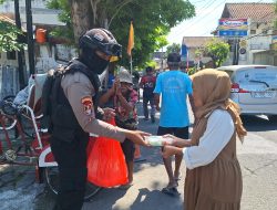 Jumat Berkah, Tim Sparta Sat Samapta Polresta Surakarta Bagikan Ratusan Paket Makanan ke Warga