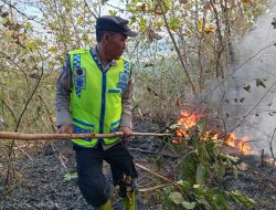 Gerak Cepat Polsek Cimanggu Bersama Warga Jinakkan Api, Kebakaran Lahan Berhasil Dipadamkan