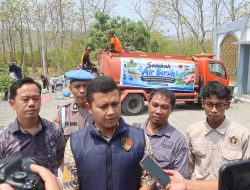 Polres Demak dan Wartawan Salurkan Empat Tangki Air Bersih ke Ponpes Giri Kesumo