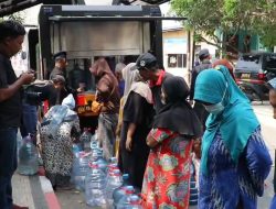 Brimob Polda Jateng dan Kicau Mania Bersinergi Salurkan Air Bersih bagi Warga Terdampak Kekeringan Gotong Royong Peduli