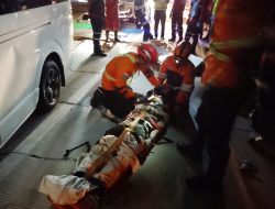 Hiace Tabrak Truk di Tol Pemalang KM 306, Dua Penumpang Terjepit Berhasil Dievakuasi Tim SAR