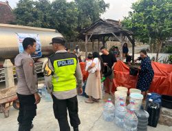 Polresta Pati Salurkan 8.000 Liter Air Bersih untuk Warga Sitimulyo Akibat Kemarau Panjang