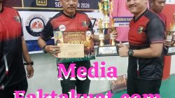 Masnan,S.Pd, S.Kom,M.Pd Kepsek SMPN 2 Karangtengah Terima Piala Dari Kapolres Demak Untuk Tim Bola Voli Putrinya Yang Raih Runner-up Di Kejurkab Bupati Demak 2026